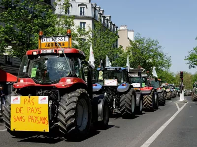 Manifestation d'agriculteurs à Paris en 2010, défilé de tracteurs avec affiche "Pas de pays sans paysans"